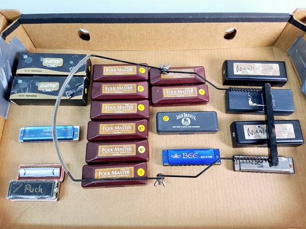 Lot 1422 - HARMONICAS