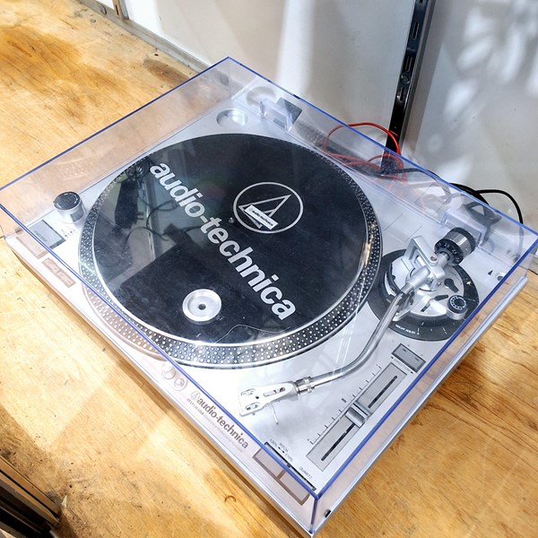 Lot 1402 - TURNTABLE