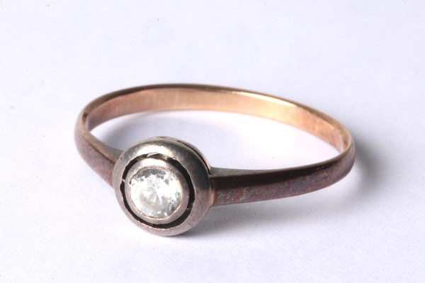 Lot 1008 - GOLD RING