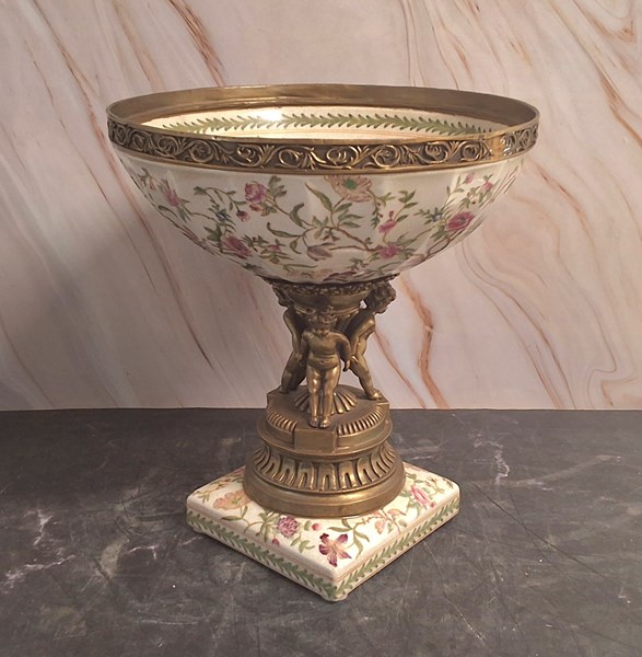 Lot 1467 - PEDESTAL VASE