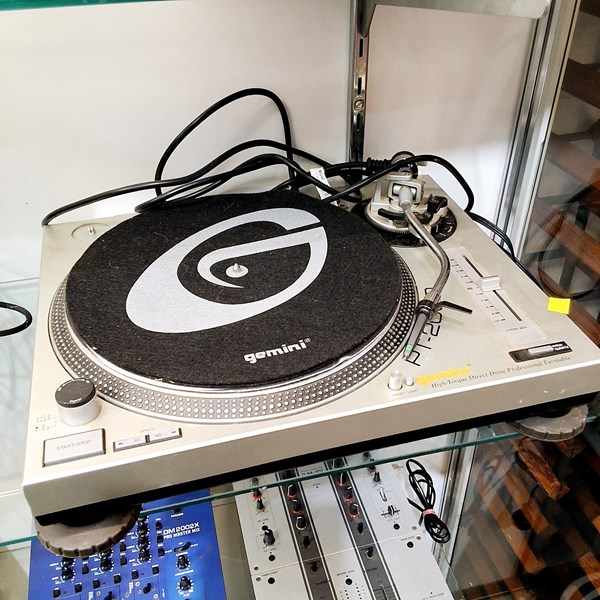 Lot 1391 - TURNTABLE