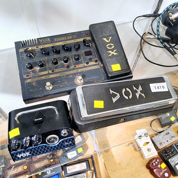 Lot 1419 - VOX MINI AMPLIFIER & PEDALS