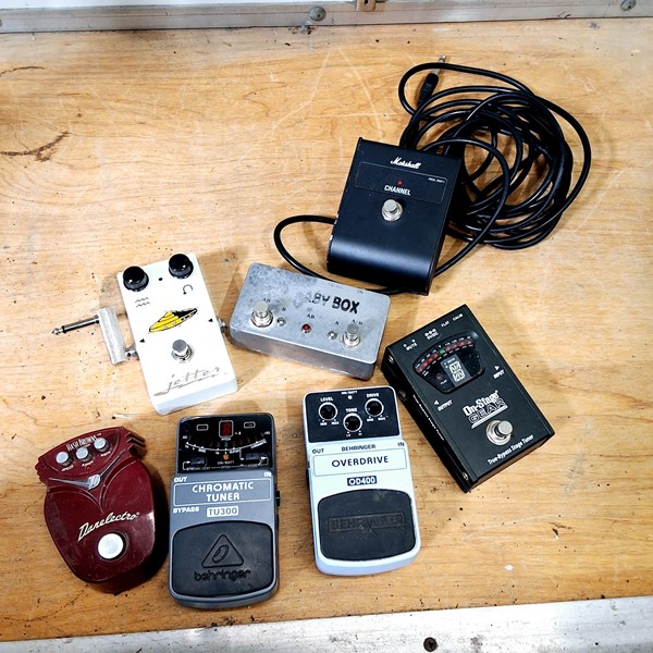Lot 1421 - GUITAR PEDALS