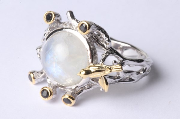 Lot 1007 - SILVER MOONSTONE RING