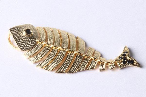 Lot 1005 - FISH PENDANT