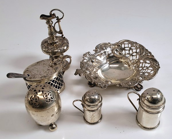 Lot 1077 - SILVER WARE