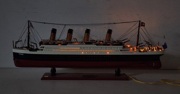 Lot 1356 - MODEL SHIP