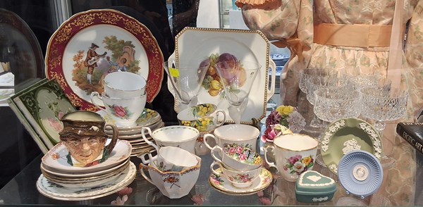 Lot 1373 - CHINA AND GLASSWARE