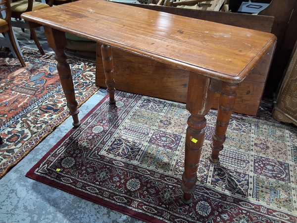 Lot 320 - TABLE