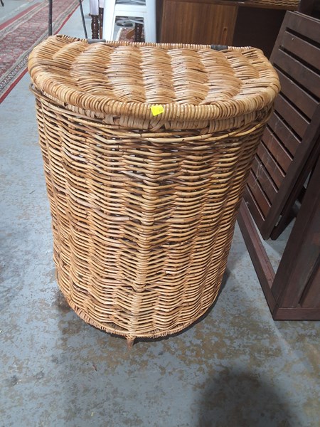 Lot 453 - LAUNDRY HAMPER