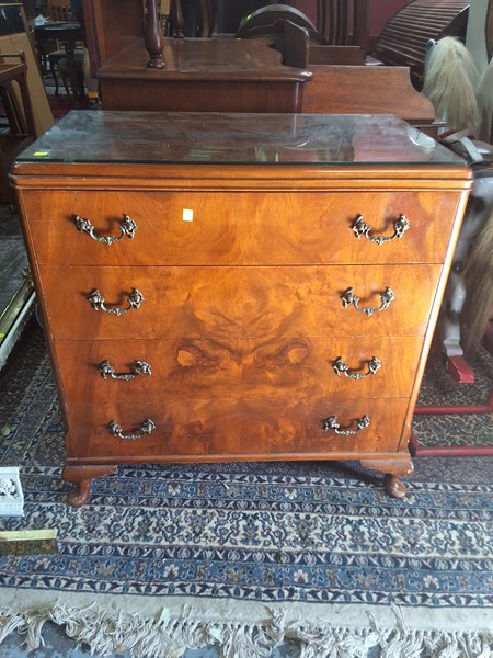 Lot 81 - CHEST OF DRAWERS