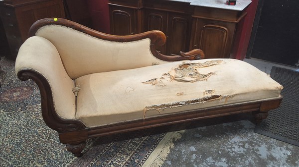 Lot 93 - CHAISE LONGUE
