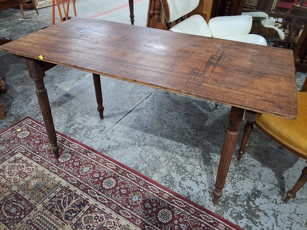 Lot 246 - TABLE