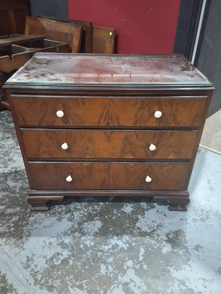 Lot 82 - CHEST OF DRAWERS