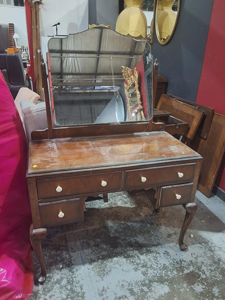 Lot 91 - DRESSING TABLE