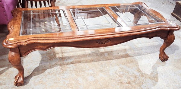 Lot 452 - COFFEE TABLE