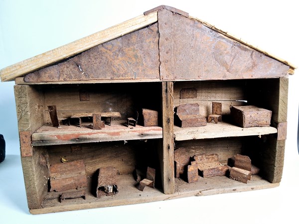 Lot 1141 - DOLLS HOUSE
