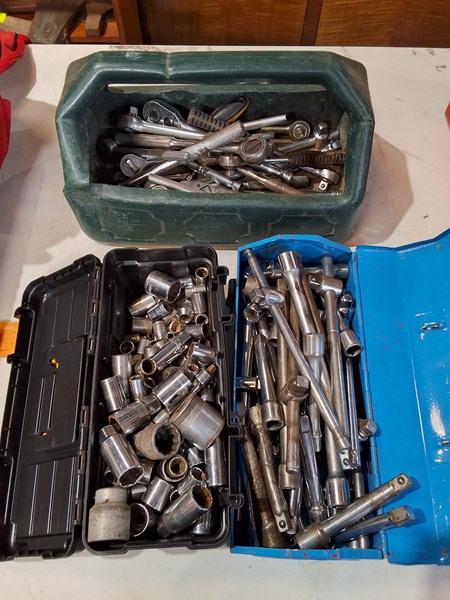 Lot 323 - RATCHETS AND SOCKETS