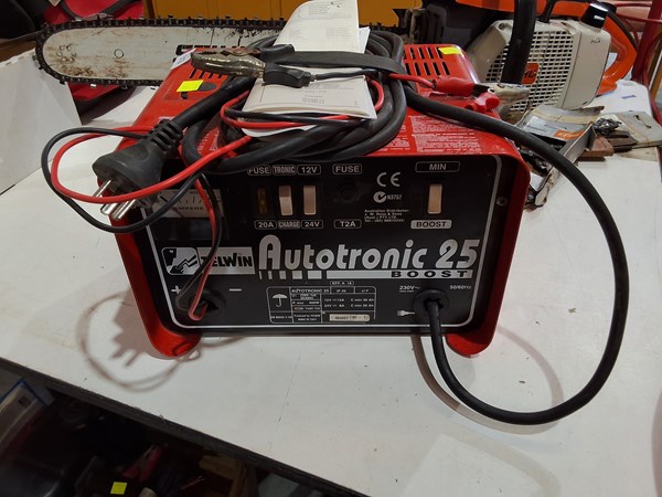 Lot 312 - BATTERY CHARGER