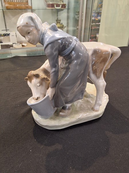 Lot 1120 - DAIRY MAID FIGURE