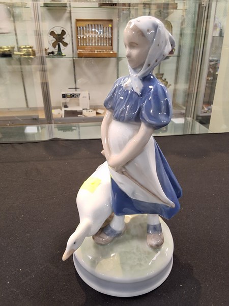Lot 1123 - GOOSE GIRL FIGURE