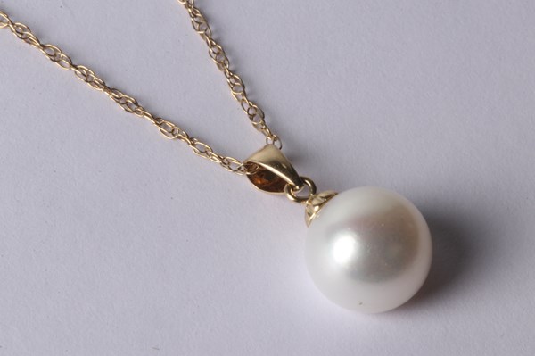 Lot 1008 - GOLD NECKLACE