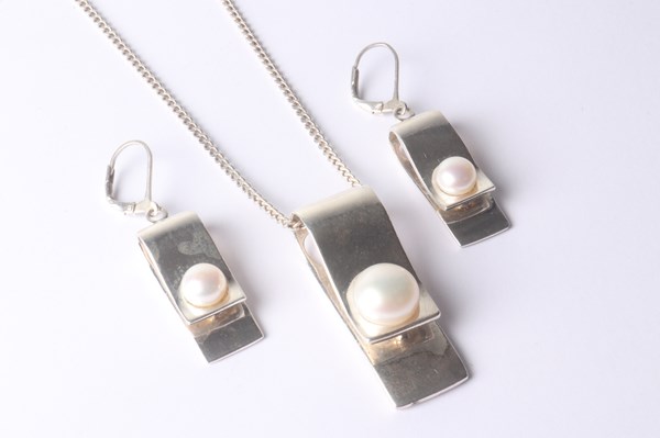 Lot 1012 - JEWELLERY SUITE