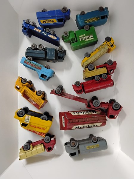 Lot 1084 - TRUCKS