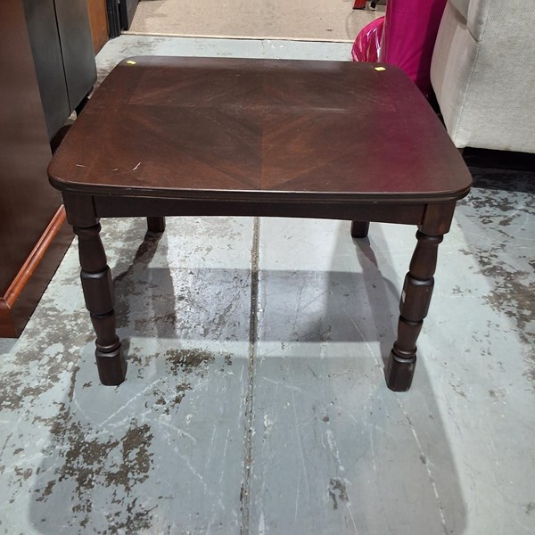 Lot 157 - TABLE
