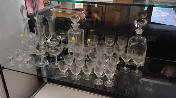 Lot 1175 - GLASSWARE