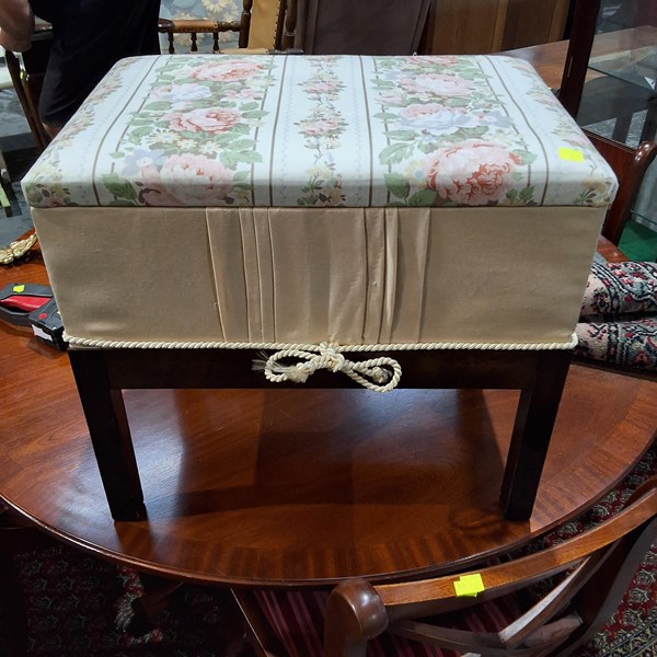 Lot 197 - STOOL