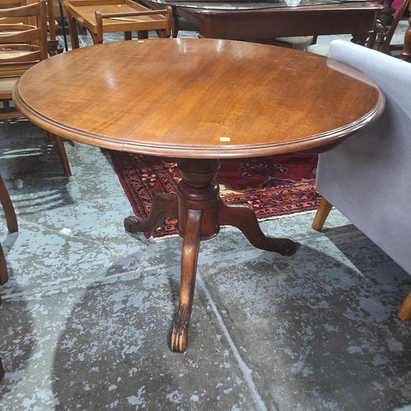 Lot 116 - CIRCULAR TABLE