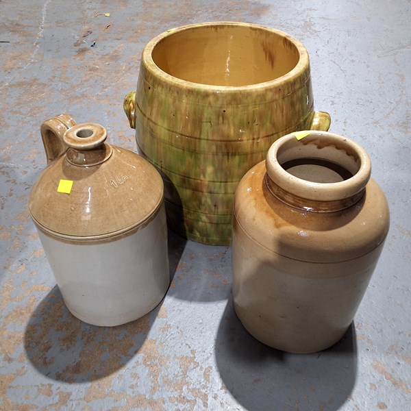 Lot 359 - POTTERY
