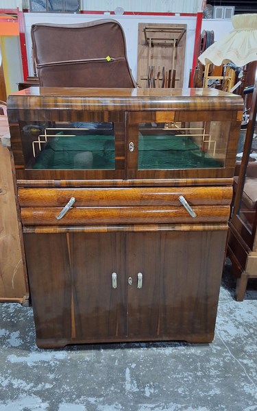 Lot 192 - DRINKS CABINET