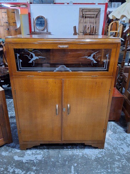 Lot 190 - DRINKS CABINET