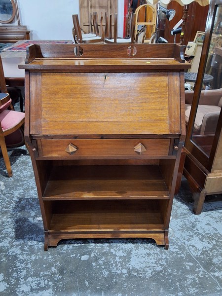 Lot 136 - WRITING BUREAU