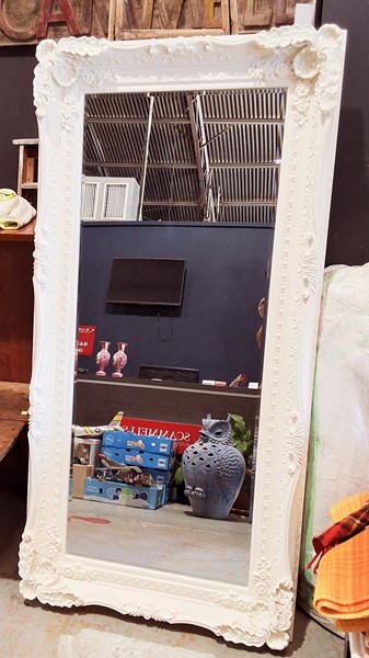Lot 403 - WALL MIRROR