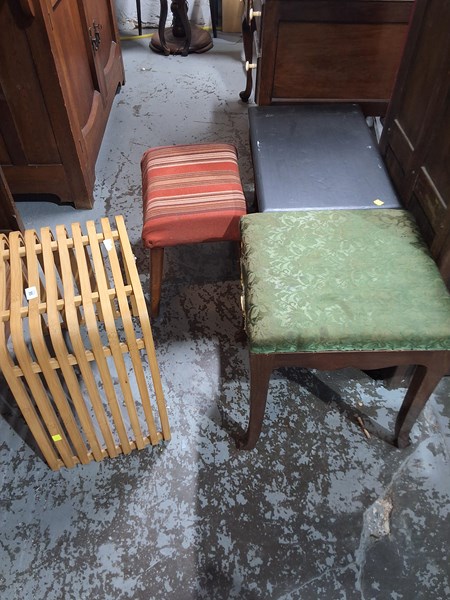 Lot 95 - FURNITURE GROUP