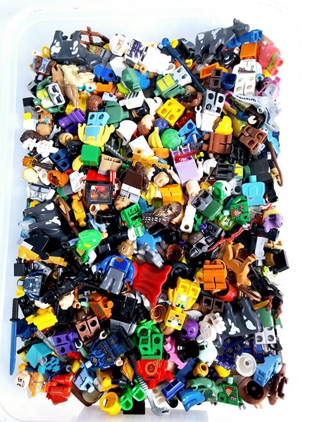 Lot 1197 - LEGO FIGURES