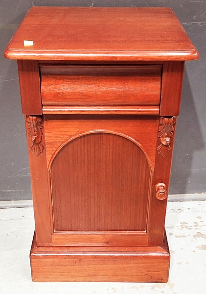 Lot 253 - BEDSIDE TABLE
