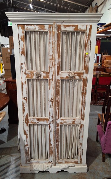 Lot 106 - CUPBOARD