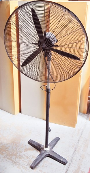 Lot 300 - INDUSTRIAL FAN