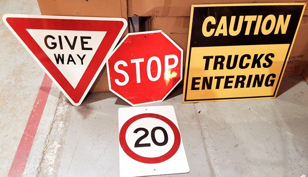 Lot 478 - ROAD SIGNS