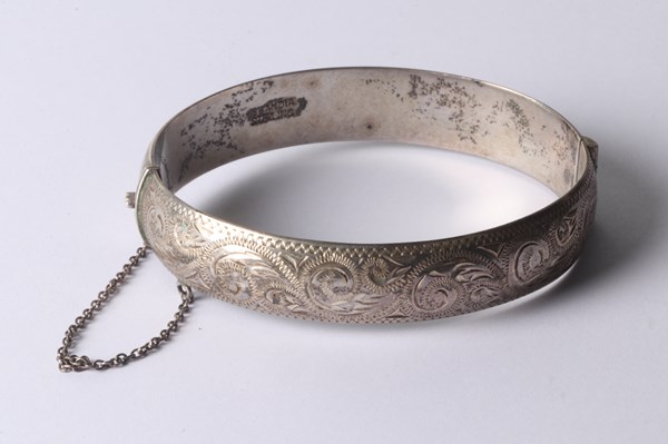 Lot 1013 - SILVER BANGLE