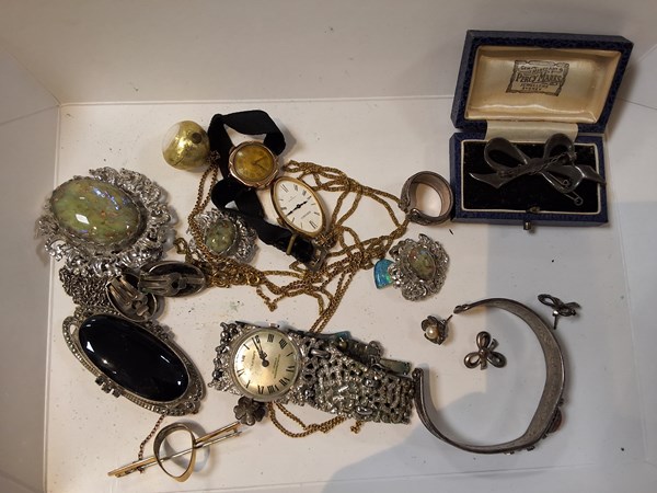 Lot 1054 - JEWELLERY