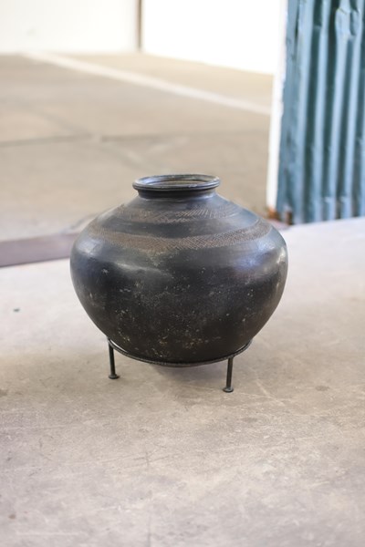 Lot 402 - CLAY POT