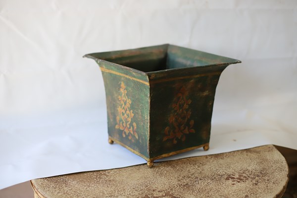 Lot 275 - PLANTER