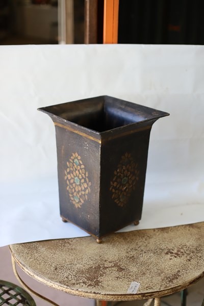 Lot 110 - PLANTER