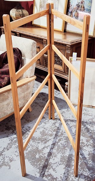 Lot 388 - CLOTHES AIRER
