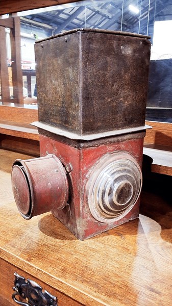 Lot 101 - RAIL LAMP